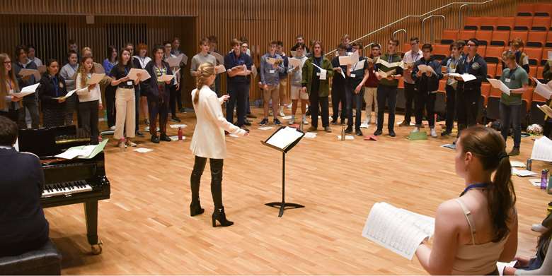 Anna Lapwood conducting a Rodolfus choral course in 2021