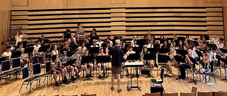  Kent Music (summer school ’22) Wind Band, showing typical seating: cl, ob, fl (row 1); sax, bsn (row 2); hn, tpt, trbn, tba; and perc